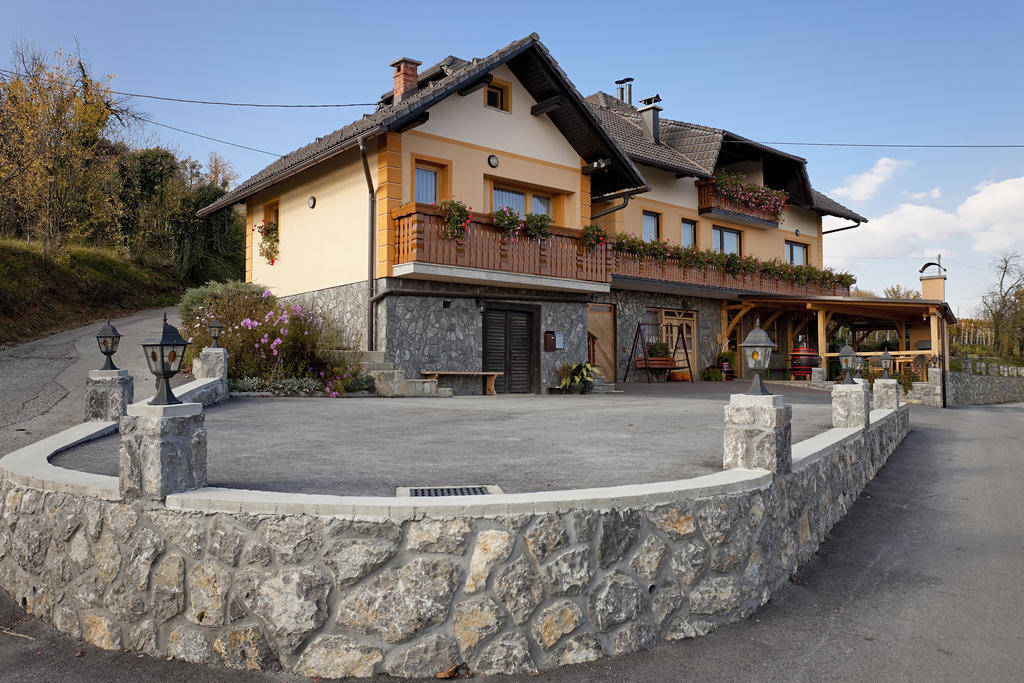 דירות Otočec Tourist Farm Skrbina מראה חיצוני תמונה
