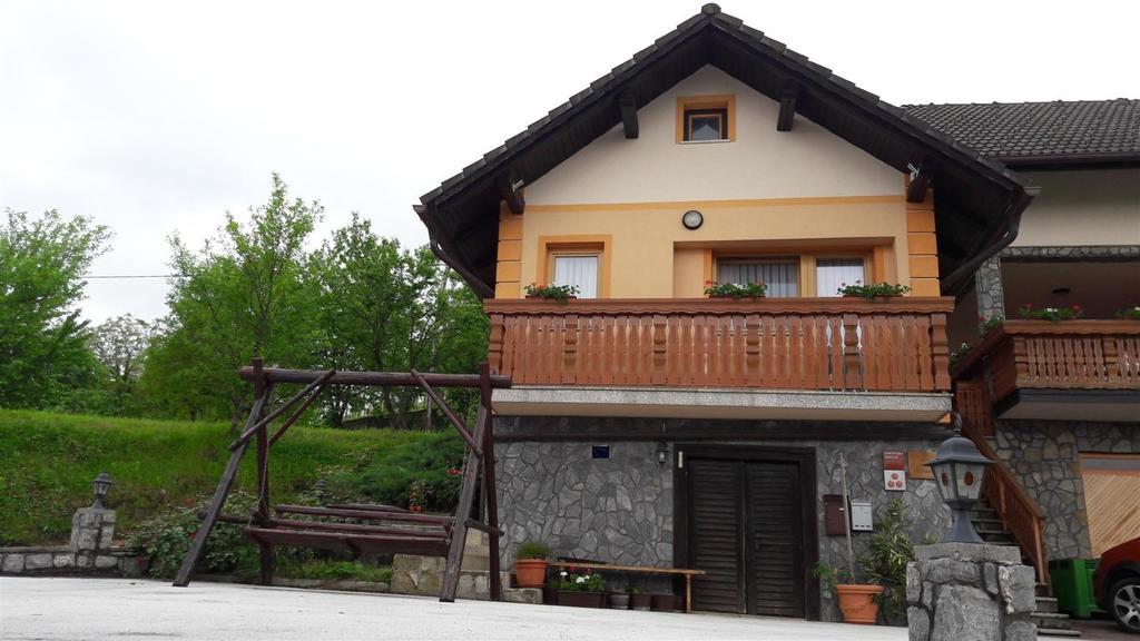 דירות Otočec Tourist Farm Skrbina מראה חיצוני תמונה